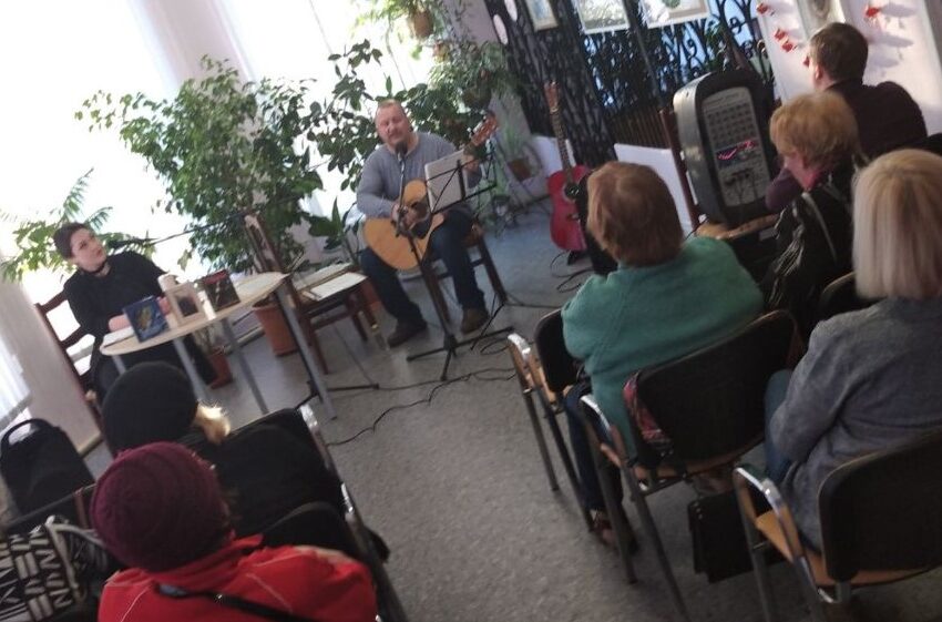 В Центральній бібліотеці Кам’янського пройшов вечір «співаної поезії»