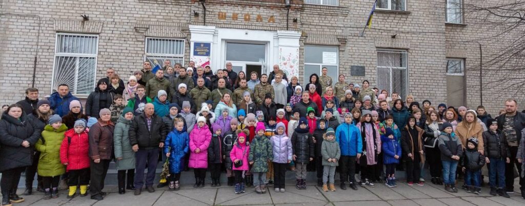 В Кам'янському відкрили меморіальну дошку загиблому на війні захиснику Євгенію Бондаренку - ФОТО