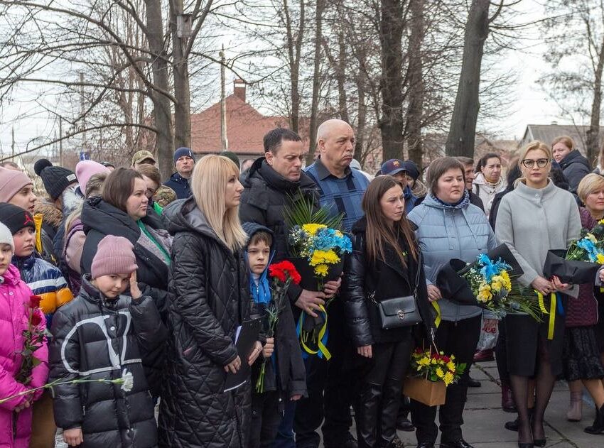 В Кам’янському відкрили меморіальну дошку загиблому на війні захиснику Євгенію Бондаренку