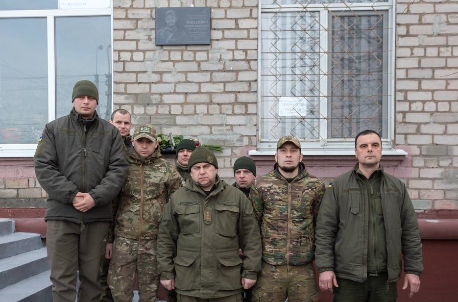 В Кам'янському відкрили меморіальну дошку загиблому на війні захиснику Євгенію Бондаренку - ФОТО