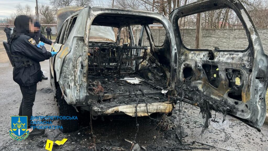 На Дніпропетровщині сьогодні невідомі розстріляли авто з заступником мера одного з міст області - ФОТО