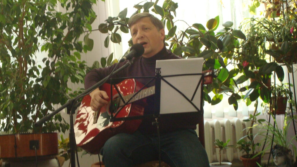 В Центральній бібліотеці Кам'янського пройшов вечір «співаної поезії» - ФОТО