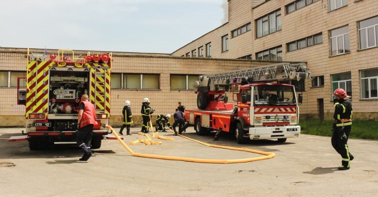 Не панікуйте та розкажіть дітям про "обпісяний шарф":про правила поведінки під час пожежі нагадали кам'янчанам надзвичайники - ФОТО