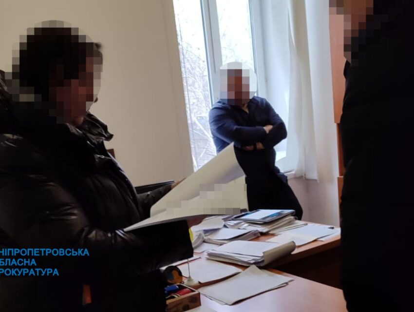 На Дніпропетровщині чиновницю відділу освіту та підрядника викрили у привласненні понад півдесятка млн грн на закупівлі укриттів для шкіл
