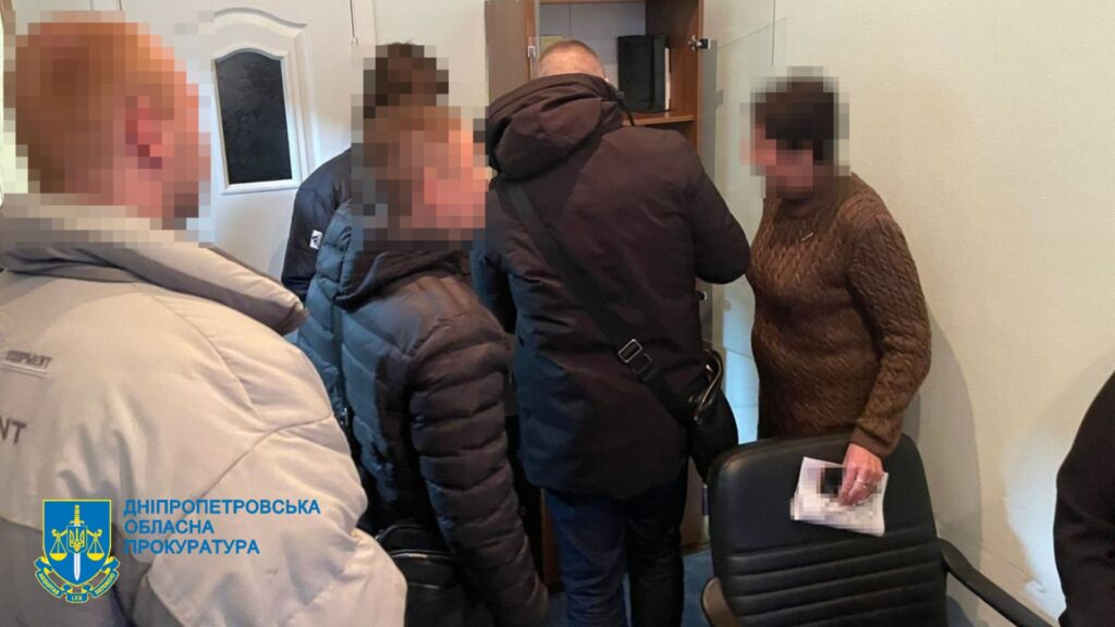 На Дніпропетровщині чиновницю відділу освіту та підрядника викрили у привласненні понад півдесятка млн грн на закупівлі укриттів для шкіл - ФОТО