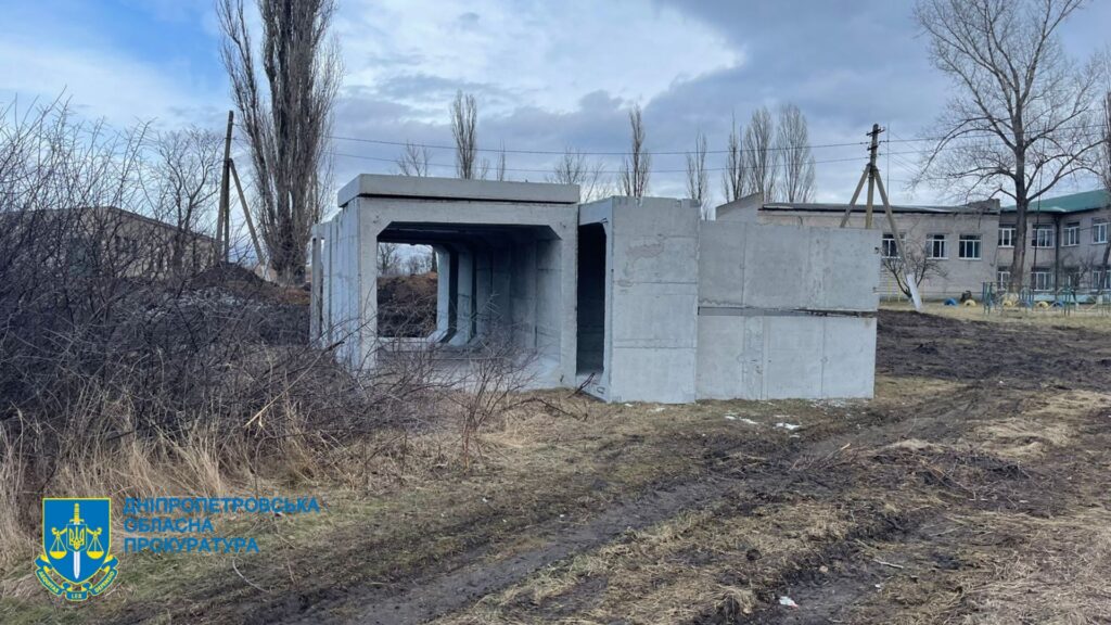 На Дніпропетровщині чиновницю відділу освіту та підрядника викрили у привласненні понад півдесятка млн грн на закупівлі укриттів для шкіл - ФОТО