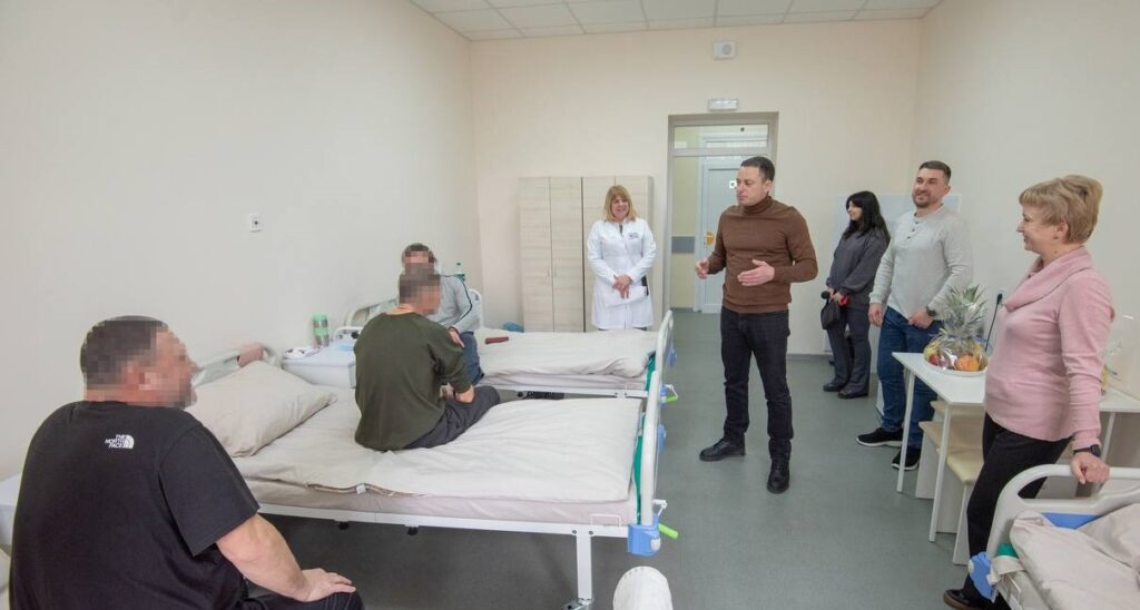 Мер Кам'янського поспілкувався з бійцями, що проходять лікування у Центрі реабілітації - ФОТО