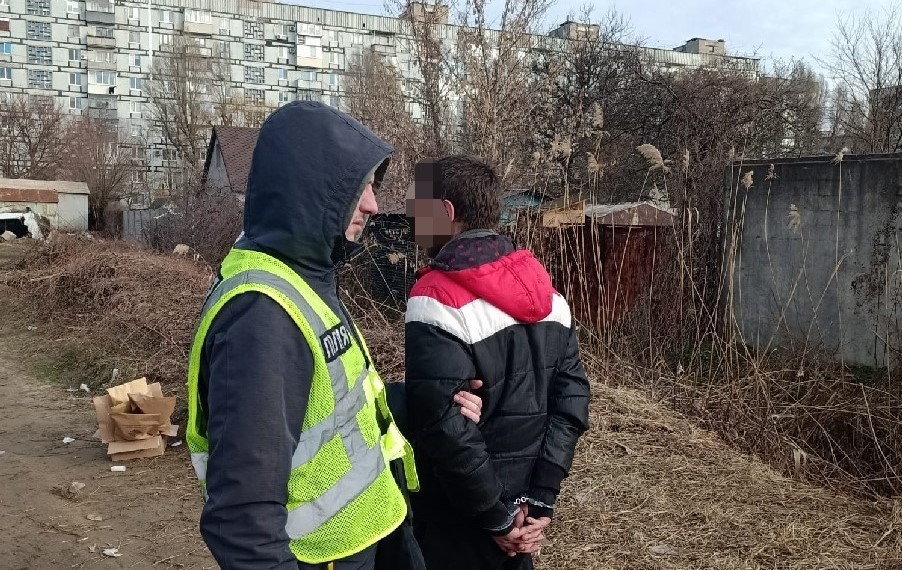 У Дніпрі затримали підозрюваного у вбивстві 11-річної дівчинки, тіло якої вчора з ножовими пораненнями знайшли у канаві - ФОТО