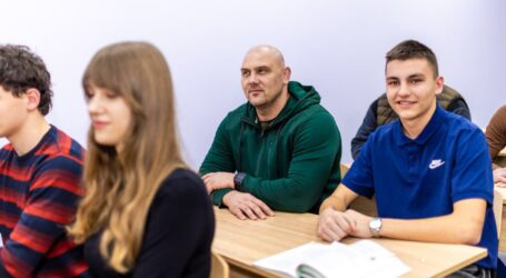 В гості до учнів ліцею №20 у Кам’янському на новосілля після реконструкції завітав очільник області