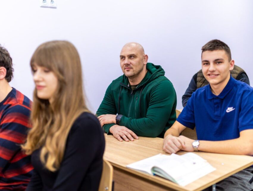 В гості до учнів ліцею №20 у Кам’янському на новосілля після реконструкції завітав очільник області