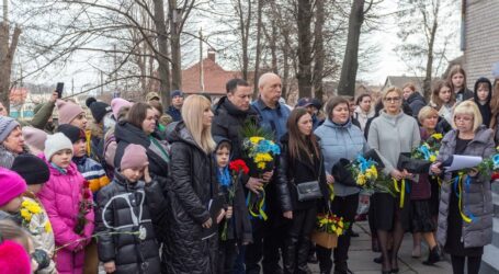В Кам’янському відкрили меморіальну дошку загиблому на війні захиснику Євгенію Бондаренку