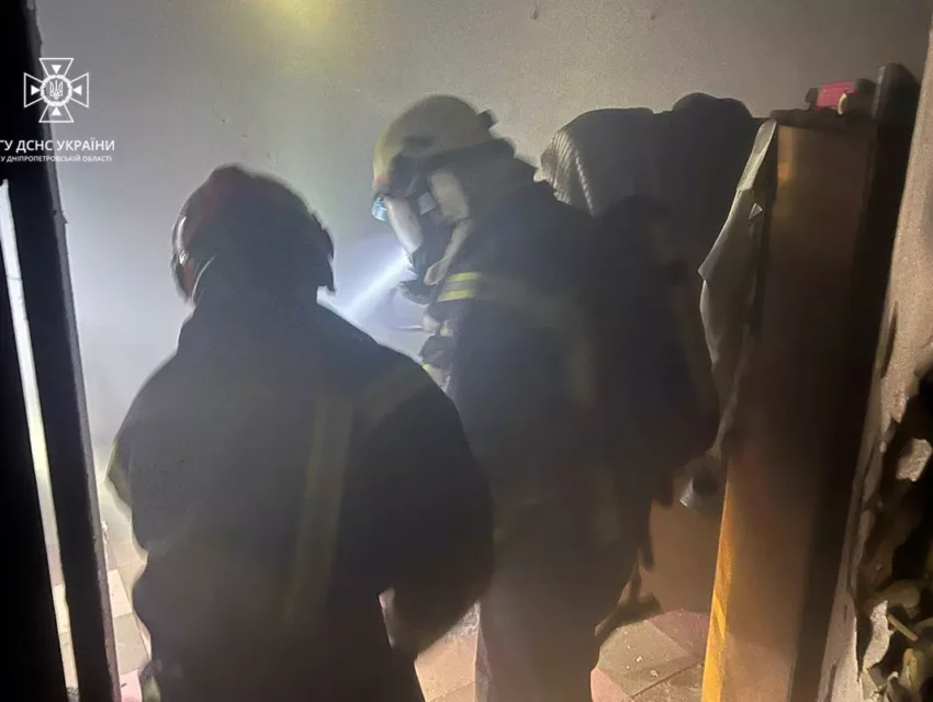 Вчора в Кам’янському під час пожежі в п’ятиповерхівці вогнеборці врятували жінку
