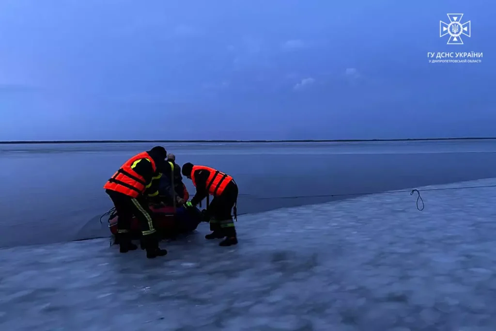В Кам’янському районі рибаки опинилися у пастці на відірваній кризі - ФОТО