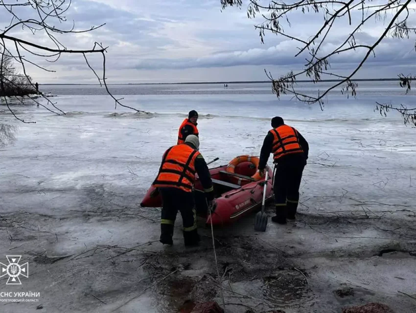 В Кам’янському районі рибаки опинилися у пастці на відірваній кризі
