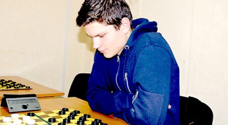У чемпіонаті Кам`янського з шашок одноосібним лідером став Ілля Демченко