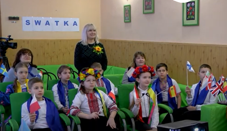 В Кам'янському школярі гімназії №12 провели телеміст зі своїми ровесниками з Польщі - ФОТО