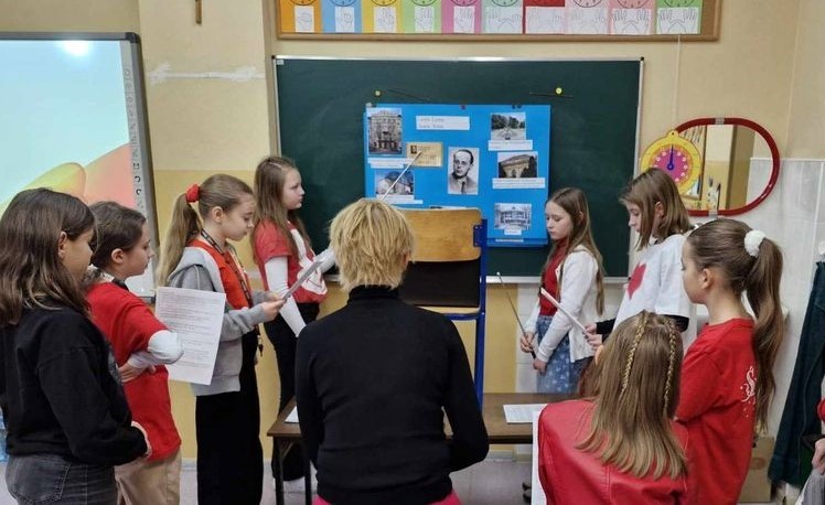В Кам'янському школярі гімназії №12 провели телеміст зі своїми ровесниками з Польщі - ФОТО