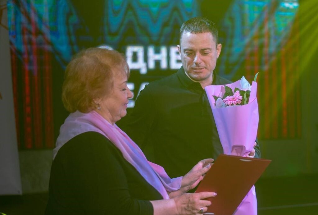 Творча театральна спільнота Кам'янського сьогодні приймала привітання з Міжнародним днем театру - ФОТО