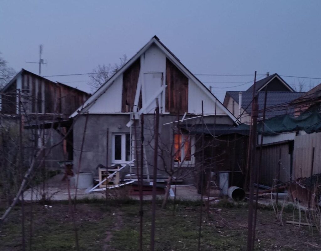 Від нічної атаки ворога в Кам'янському постраждали п'ятеро людей - ФОТО