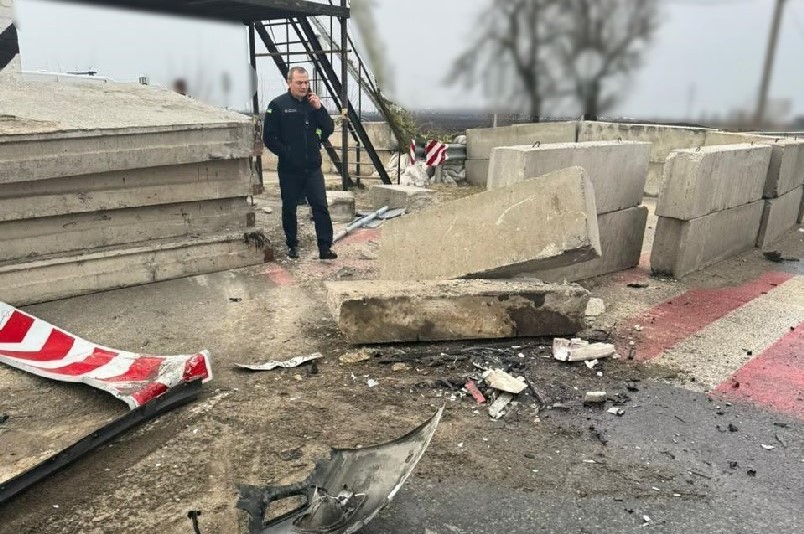В Кам’янському районі водій авто в’їхав на блокпосту у бетонний блок, який впав на поліційного