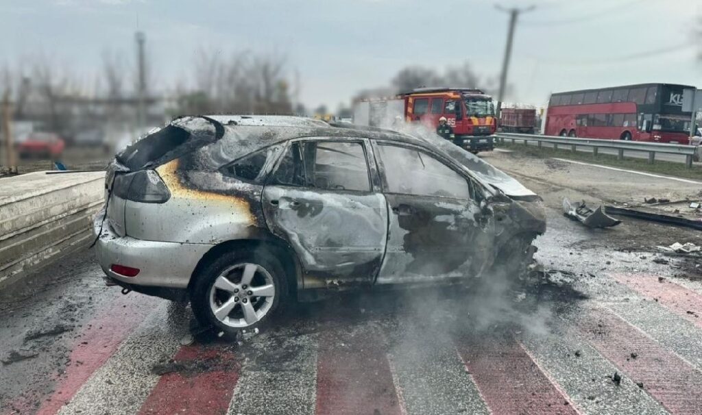 В Кам'янському районі водій авто в'їхав на блокпосту у бетонний блок, який впав на поліційного - ФОТО