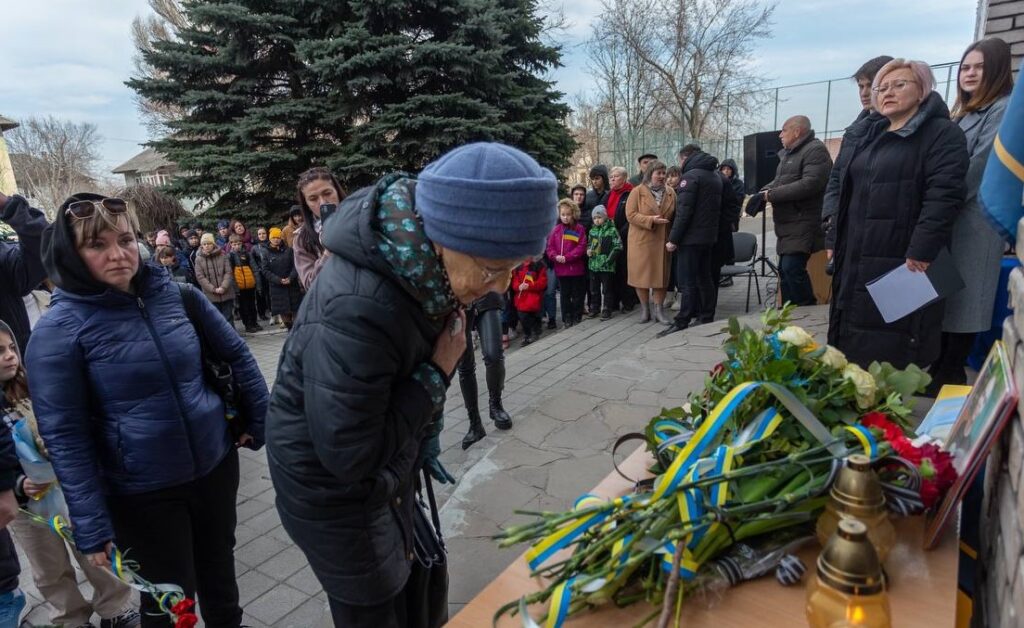 В Кам'янському у ліцеї №1 сьогодні відкрили меморіальну дошку на честь загиблого у війні випускника закладу Даніїла Філіпчука - ФОТО