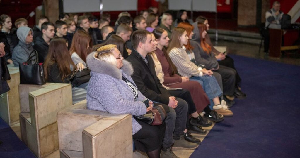 В Музеї історії Кам'янського презентували виставку репродукцій картин Тараса Шевченка - ФОТО