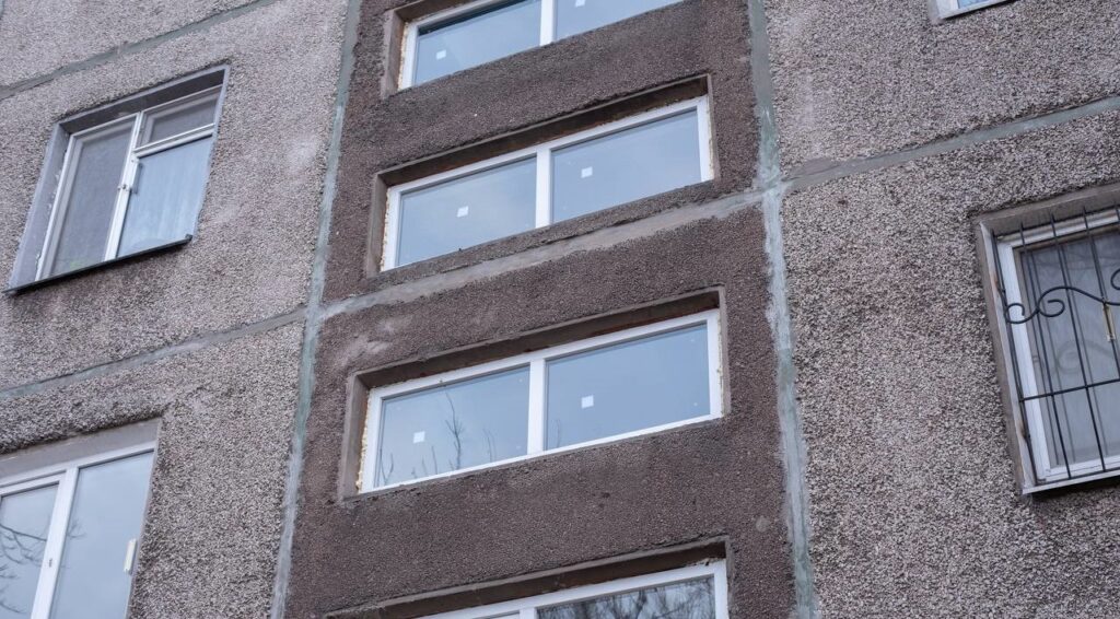 В Кам'янському в цьому році планують реалізувати понад 30 проєктів з ремонту житлового фонду шляхом співфінансування міськбюджету та ОСББ - ФОТО