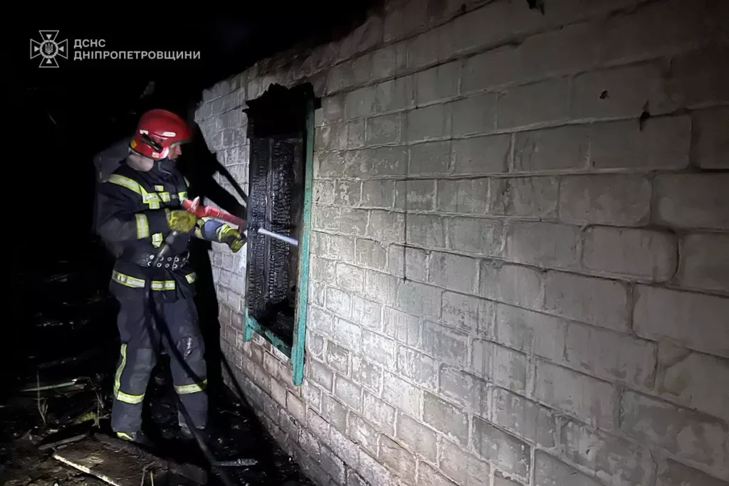 В Кам’янському вчора горів будинок у Південному районі міста - ФОТО