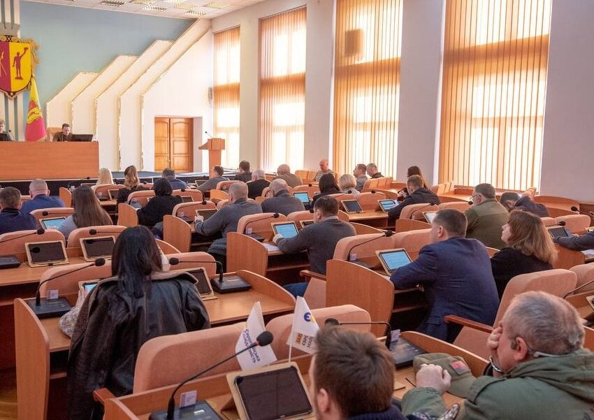 Бюджет, захисні споруди, перейменування вулиць: В Кам’янському відбулась сесія міськради