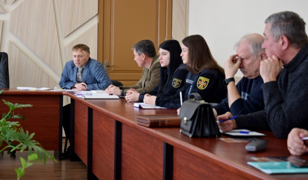 Кам'янчан у черговий раз просять не спалювати листя та сміття на території міста - ФОТО