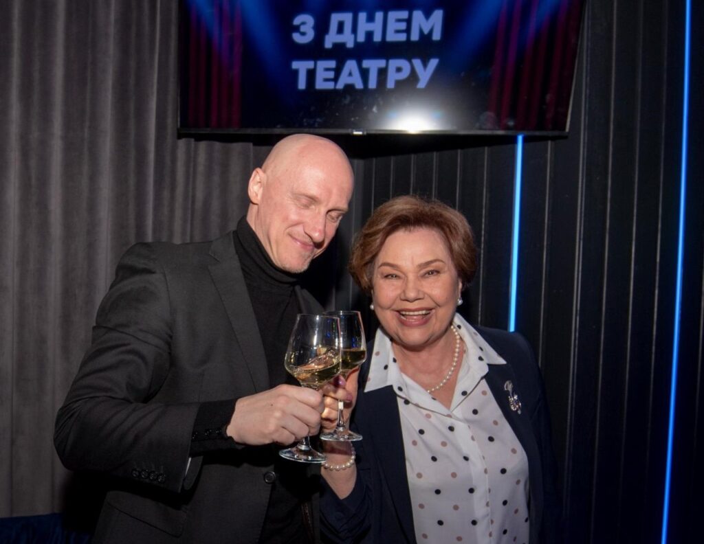 Творча театральна спільнота Кам'янського сьогодні приймала привітання з Міжнародним днем театру - ФОТО