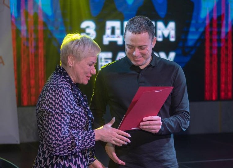 Творча театральна спільнота Кам'янського сьогодні приймала привітання з Міжнародним днем театру - ФОТО