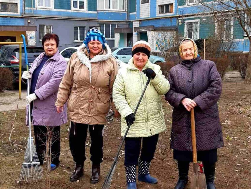 В Кам’янському активні мешканці міста наводять лад біля своїх будинків