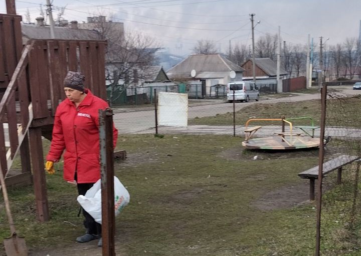 В Кам'янському активні мешканці міста наводять лад біля своїх будинків - ФОТО