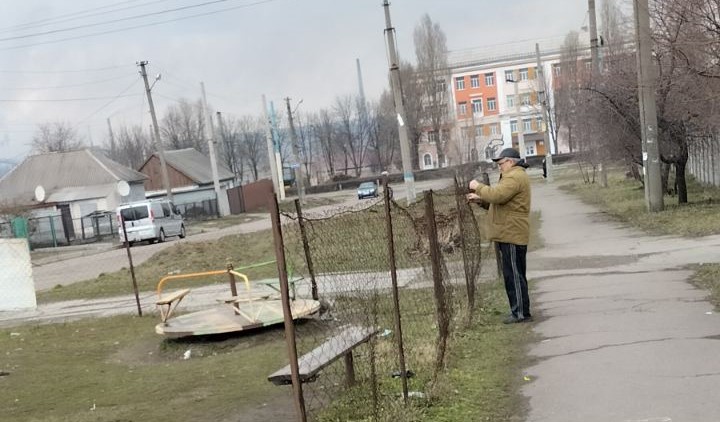 В Кам'янському активні мешканці міста наводять лад біля своїх будинків - ФОТО