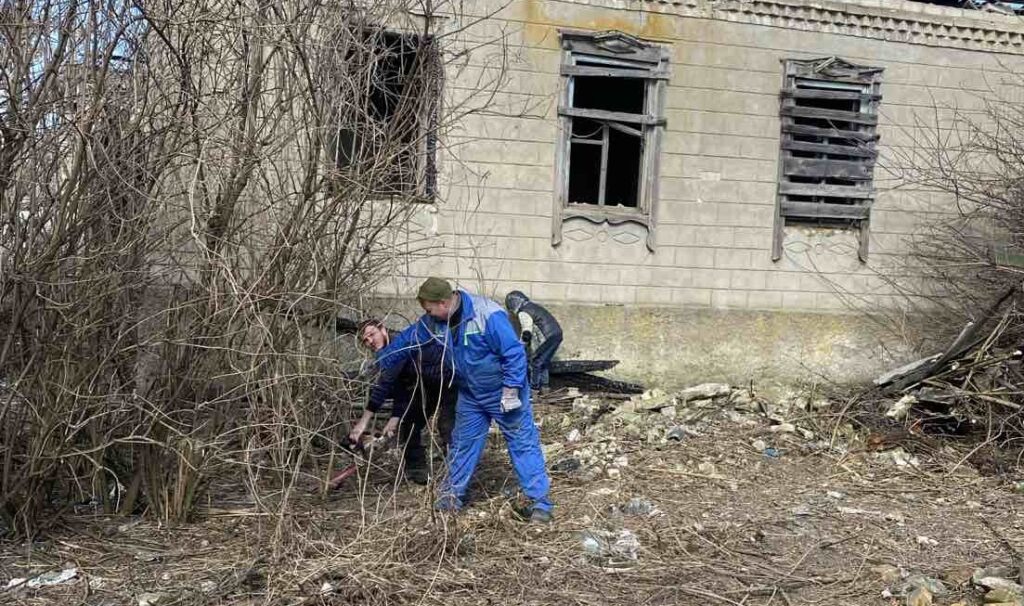 В Кам'янському активні мешканці міста наводять лад біля своїх будинків - ФОТО