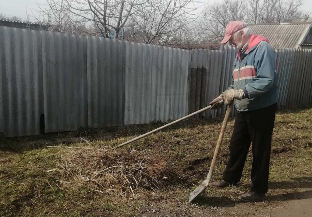 В Кам'янському активні мешканці міста наводять лад біля своїх будинків - ФОТО