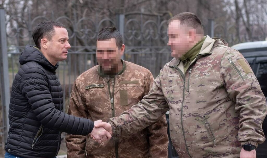 Черговий позашляховик для військових вирушить з Кам'янського на Донеччину - ФОТО