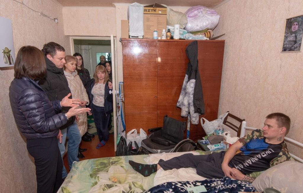 Мер Кам'янського відвідав місцевого захисника, що отримав важке поранення, захищаючи Україну - ФОТО