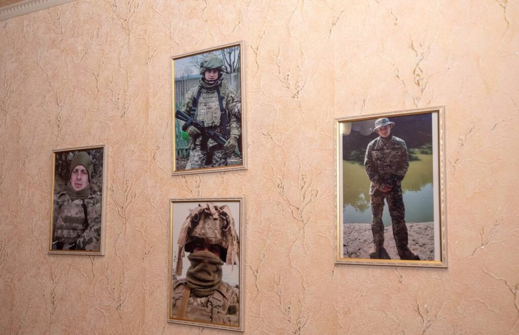 Мер Кам'янського відвідав місцевого захисника, що отримав важке поранення, захищаючи Україну - ФОТО