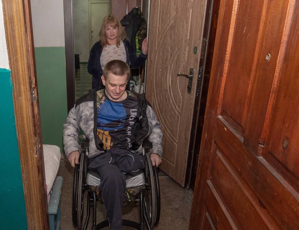 Мер Кам'янського відвідав місцевого захисника, що отримав важке поранення, захищаючи Україну - ФОТО