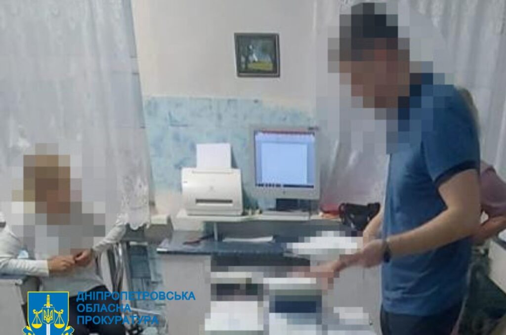 Одні платили за посади інші за висновки про якість: експосадовицю Держпродспоживслужби Дніпропетровщини підозрюють у вимаганні данини з підлеглих - ФОТО