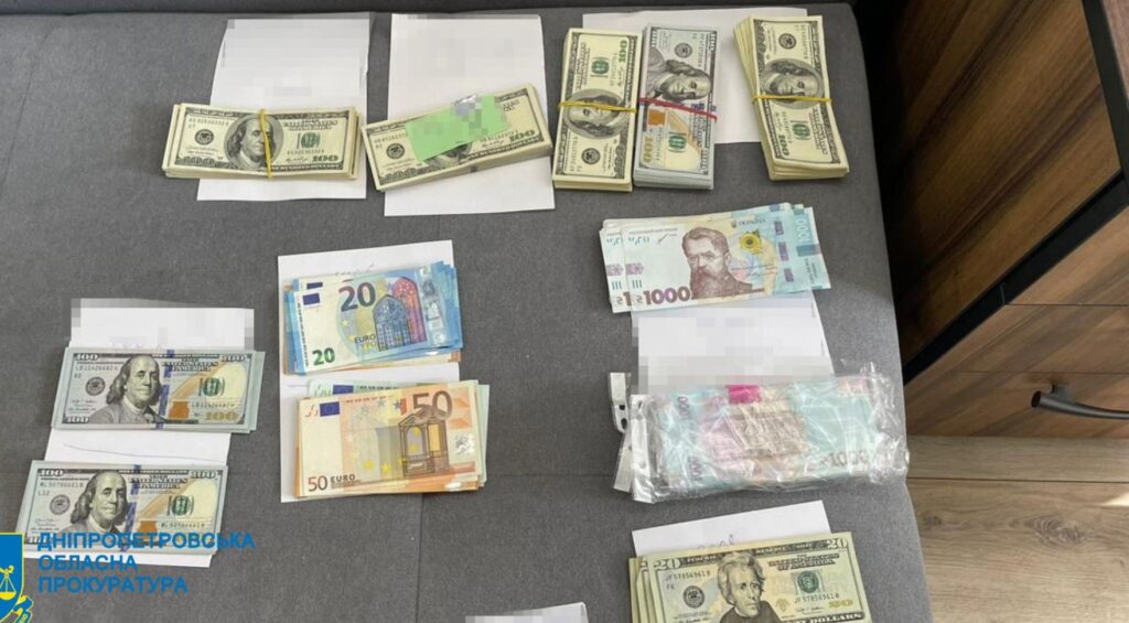 Одні платили за посади інші за висновки про якість: експосадовицю Держпродспоживслужби Дніпропетровщини підозрюють у вимаганні данини з підлеглих - ФОТО