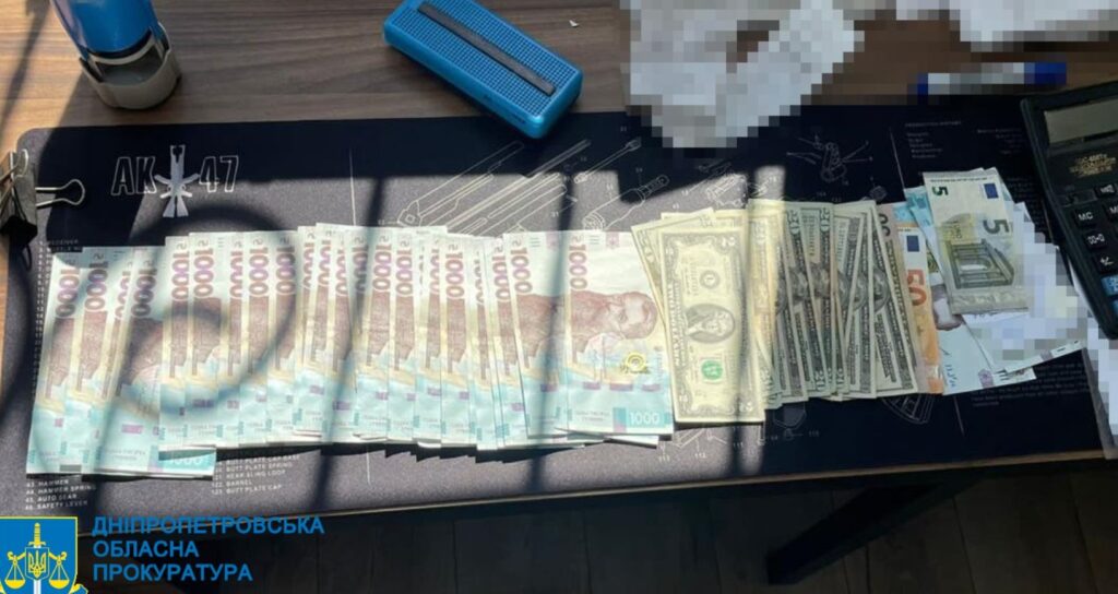 Одні платили за посади інші за висновки про якість: експосадовицю Держпродспоживслужби Дніпропетровщини підозрюють у вимаганні данини з підлеглих - ФОТО