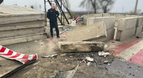 В Кам’янському районі водій авто в’їхав на блокпосту у бетонний блок, який впав на поліційного