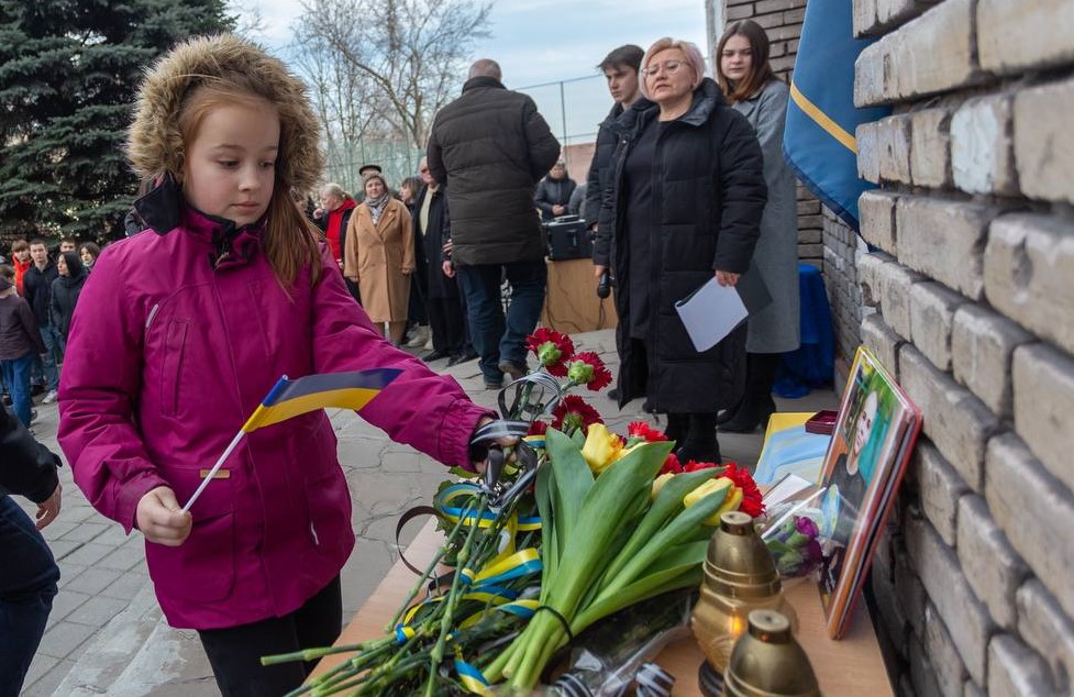 В Кам'янському у ліцеї №1 сьогодні відкрили меморіальну дошку на честь загиблого у війні випускника закладу Даніїла Філіпчука - ФОТО