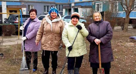 В Кам’янському активні мешканці міста наводять лад біля своїх будинків