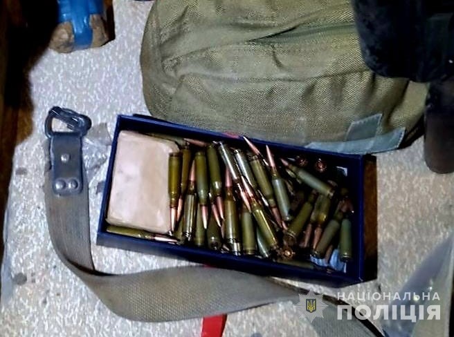 У Кам’янському правоохоронці вилучили у місцевого жителя зброю та боєприпаси - ФОТО