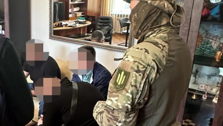 Мер та секретар міськради на Дніпропетровщині вимагали 30 тис. доларів у підприємця, що хотів побудувати гуртожиток для переселенців
